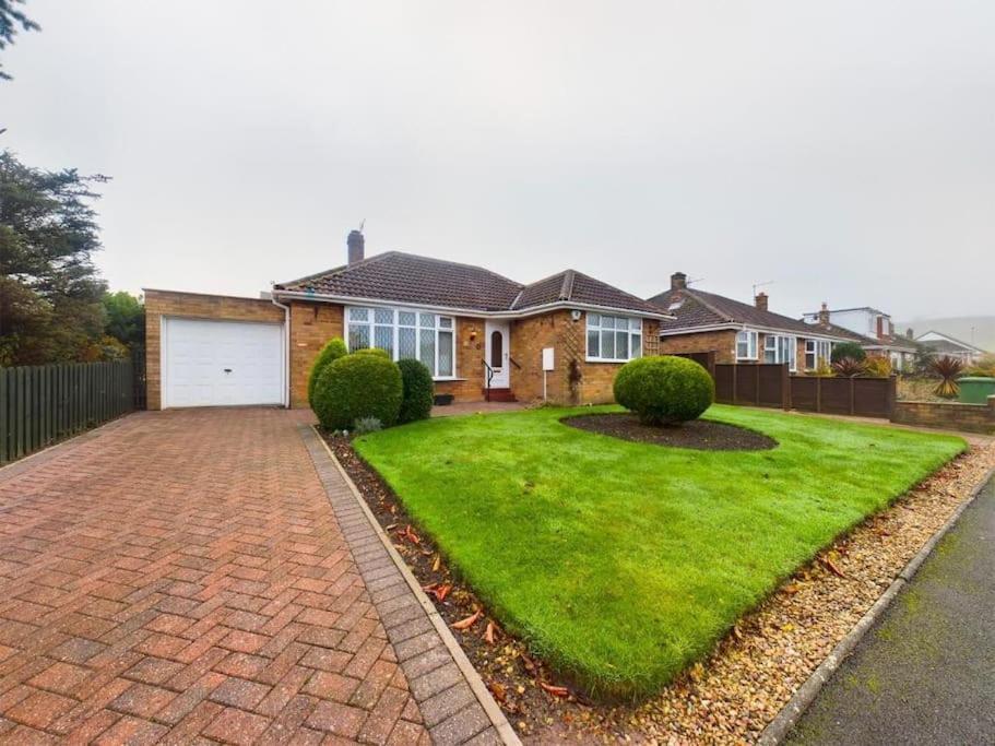 Charming Coastal Bungalow Cayton Exterior photo