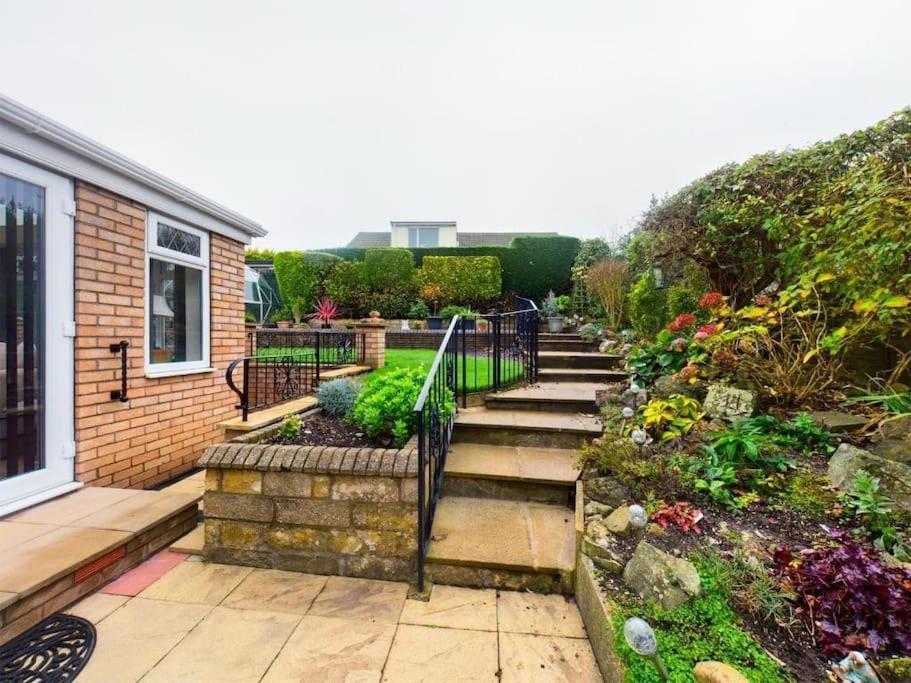 Charming Coastal Bungalow Cayton Exterior photo
